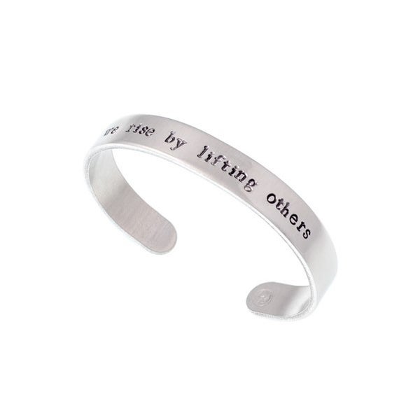 WE RISE BY LIFTING OTHERS -tekstirannekoru (9 mm)